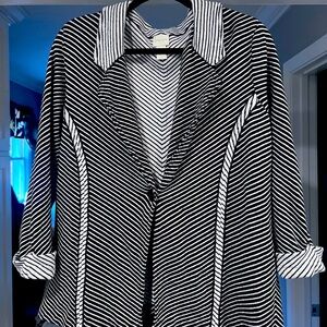 Black and white stylish sweater. Size 3